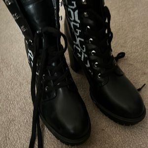 Guess boots new never worn platform heel